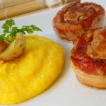 Szűzérme bacon köntösben, parmezános puliszkával