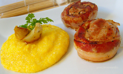 Szűzérme bacon köntösben, parmezános puliszkával recept